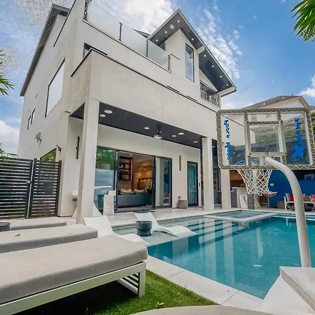 Montrose Lux Pool Villa Houston